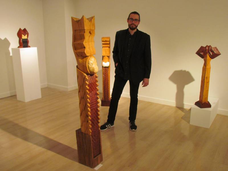 Alejandro Escribano con sus esculturas, Fresno Perenne, Ídolo I, Ídolo IV y Zoomorfia